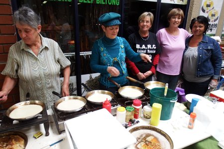 Flukse en ‘blaffende’ vrywillige dames besig om tydens hulle skof pannekoek te bak, met Annalie Jonker 3de van links